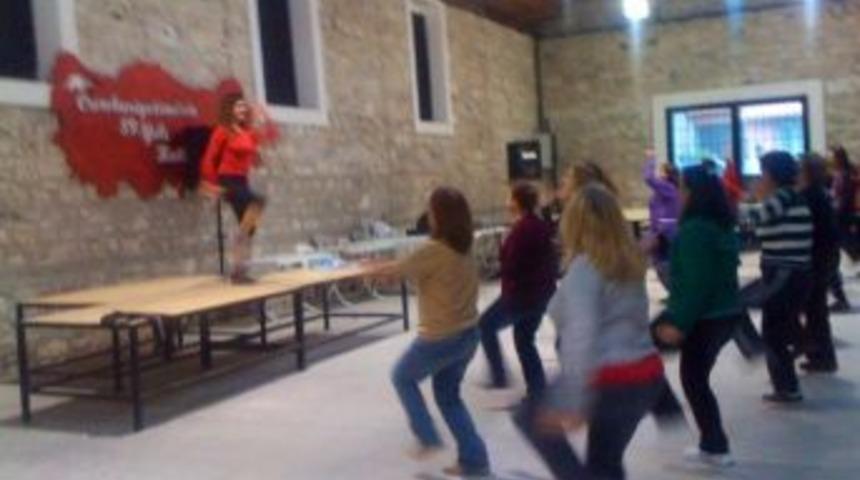 Urla&rsquo;lı Bayanlar, Zumba Dansı Eşliğinde Fitness Yapıyor