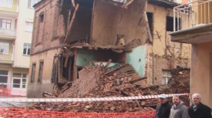 Alaşehir'de İki Ev &Ccedil;&ouml;kt&uuml;