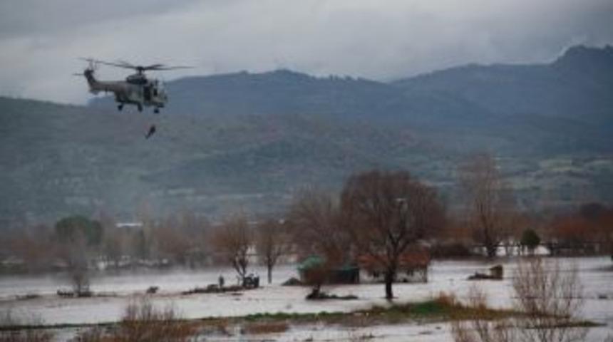 Gediz Nehri Taşınca Mahsur Kalan K&ouml;yl&uuml; Helikopterle Kurtarıldı