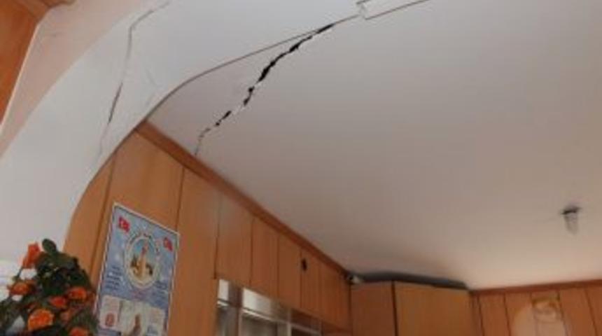 Alışveriş Merkezi Inşaatı Evlerin Duvarlarını &Ccedil;atlattı