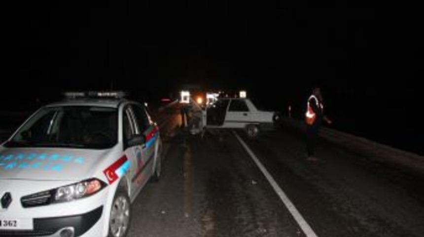 İki Otomobil Kavşakta &Ccedil;arpıştı: 2'si Ağır 5 Yaralı