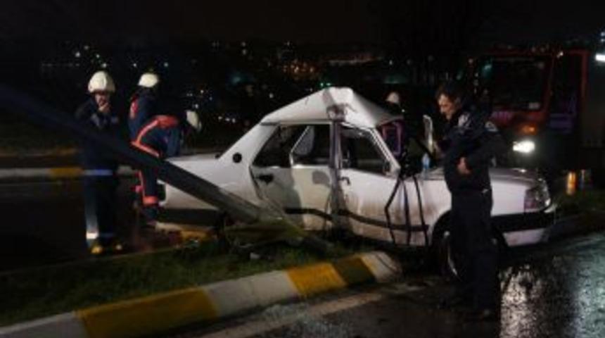 Otomobil Aydınlatma Direğine &Ccedil;arptı: 2 Yaralı