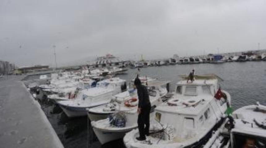 &Ccedil;anakkale'de Kar Yağışı Etkili Oluyor