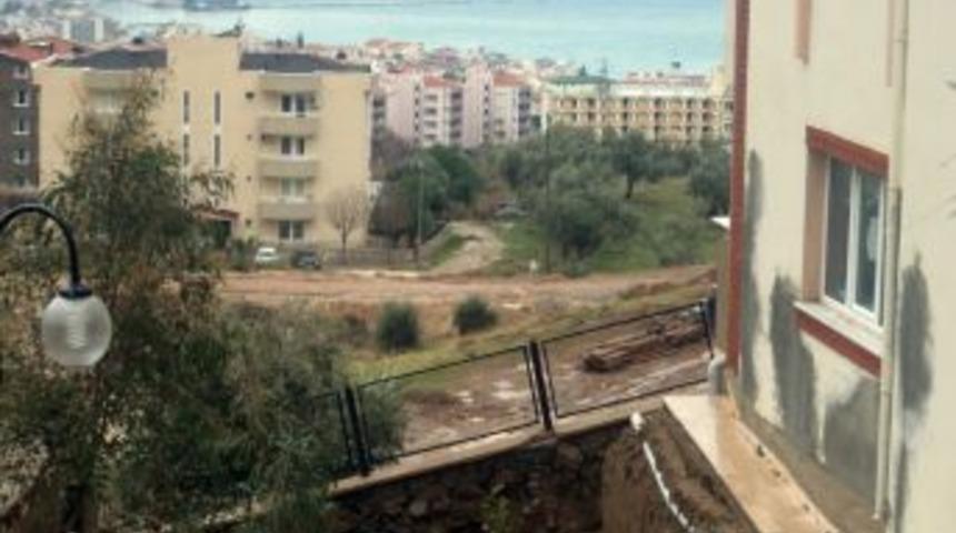 Sağanak Istinat Duvarını Yıktı, Bina Boşaltıldı