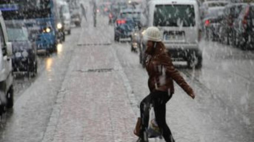 Van&rsquo;da Lapa Lapa Kar Yağışı
