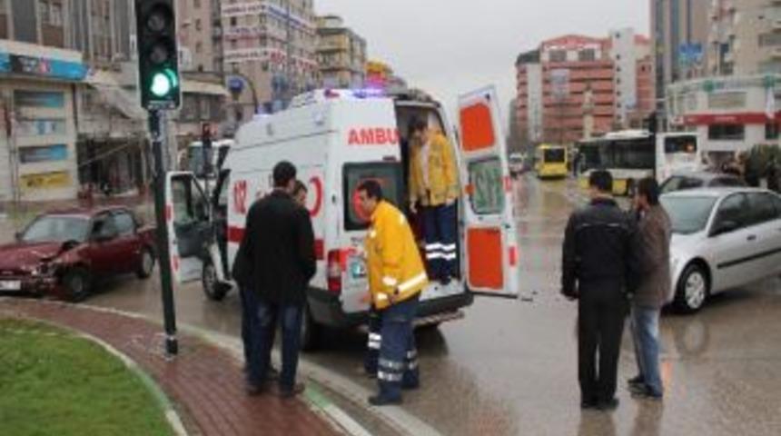 Kırmızı Işık İhlali Yapınca Kaza Yaptılar