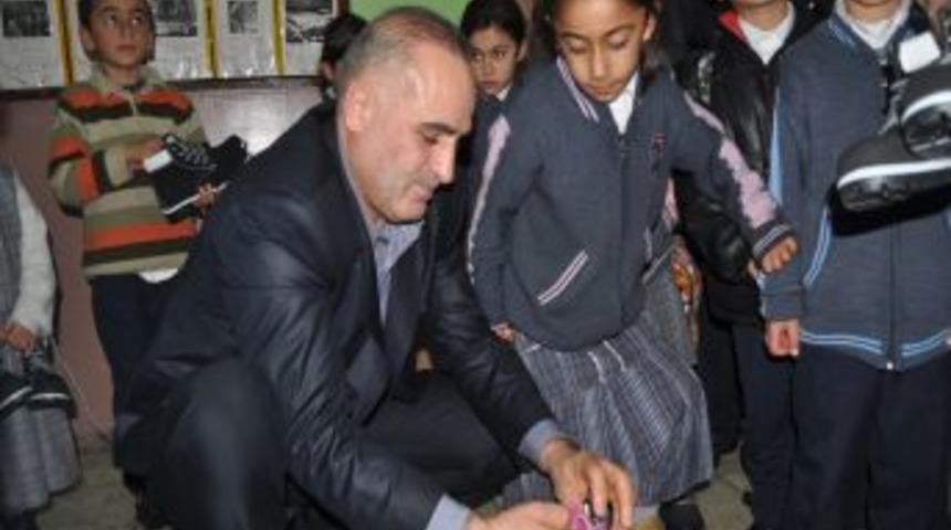 Coşkun Koleji'nden Ardahanlı &Ouml;ğrencilere Hediye Ayakkabı