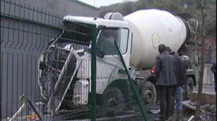 Beton mikseri trafo binasına girdi