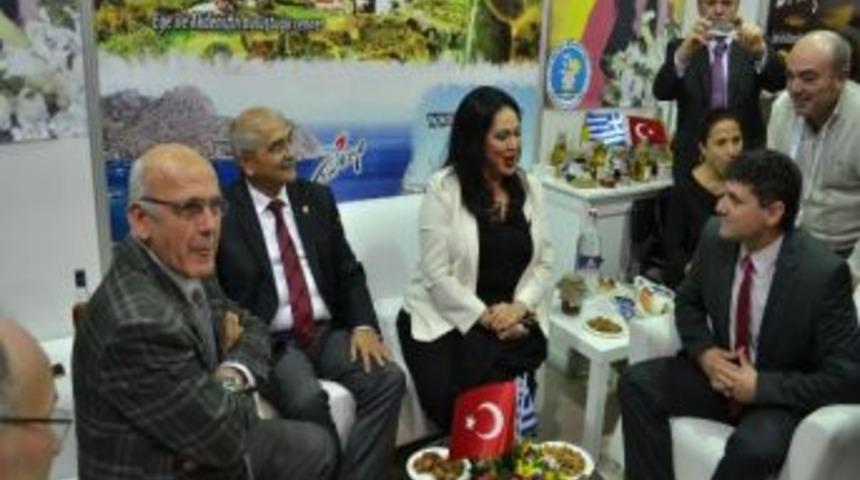 Dat&ccedil;a Standında T&uuml;rkan Şoray İzdihamı
