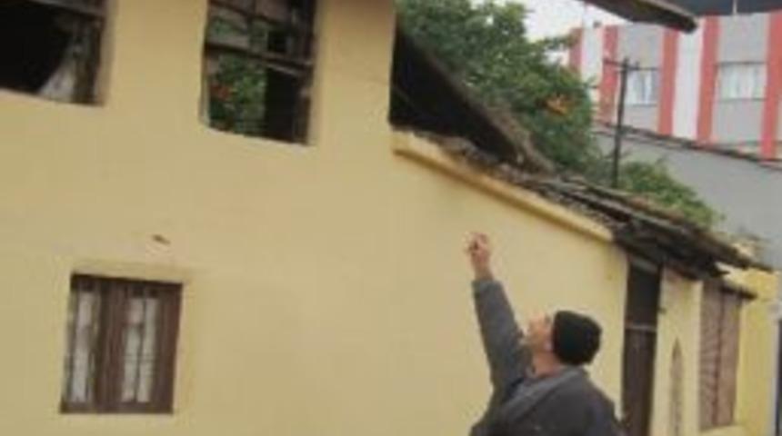 Eski Evler Yağışlara Yenik D&uuml;ş&uuml;yor