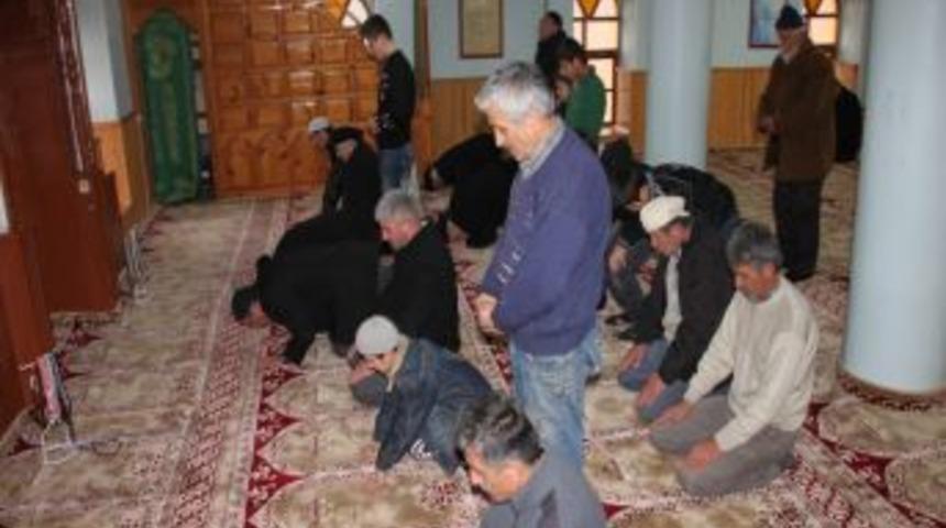 Sahip &Ccedil;ıktıkları Tarihi Camiye Imam Istiyorlar