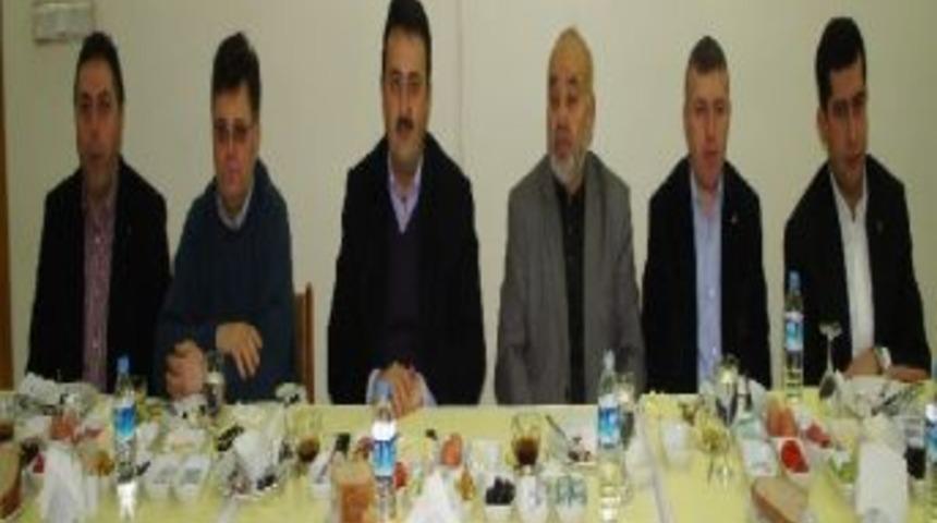 Milletvekili G&uuml;lşen, Kurucu &Uuml;yelerle Yemekte Buluştu