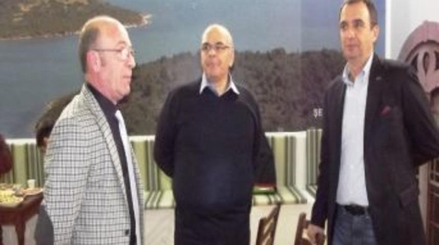 &Uuml;nl&uuml; Komedyen Rasim &Ouml;ztekin Ayvalıklı Yalnız Bırakmadı