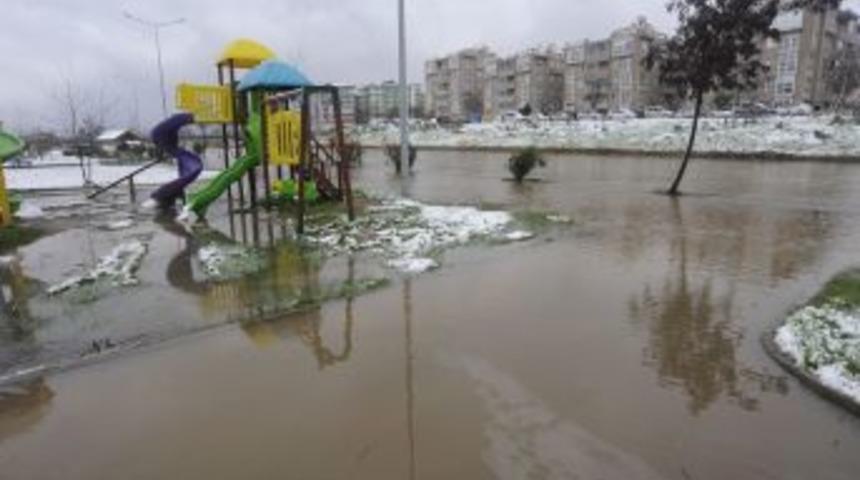 &Ccedil;anakkale'de Sarı&ccedil;ay Taştı, Park Sular Altında Kaldı