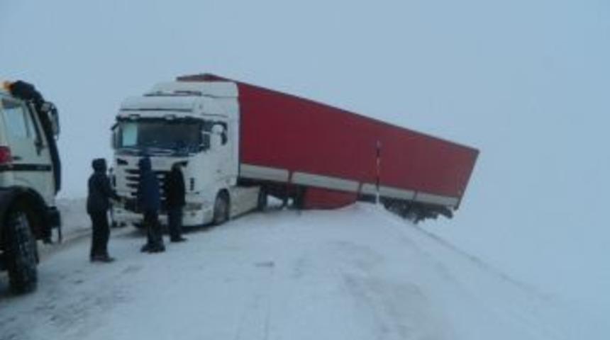 Ardahan&rsquo;da Ulaşıma Kar Ve Tipi Engeli