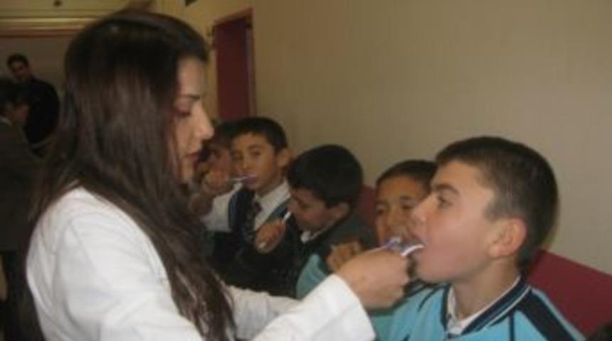 Selendi'de &Ouml;ğrencilere Diş Fır&ccedil;alama Y&ouml;ntemleri Semineri