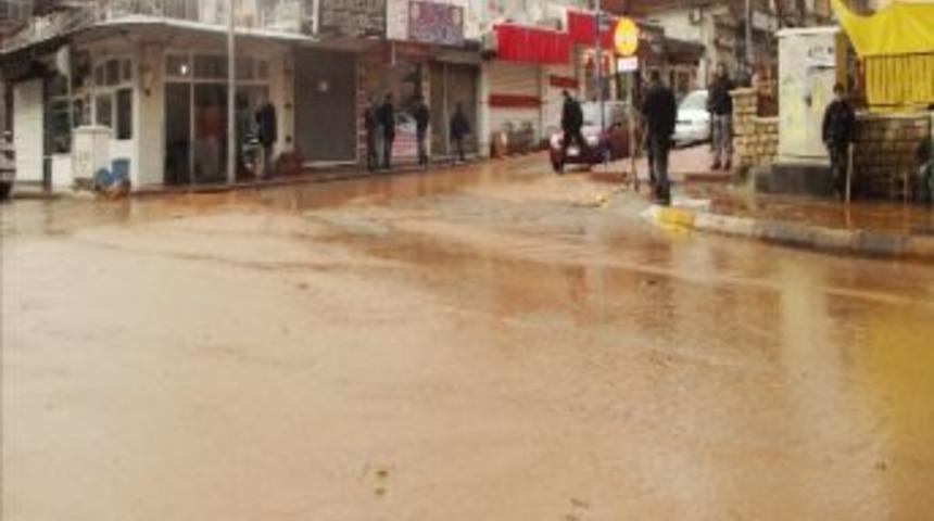 Silvan'da Şiddetli Yağış Hayatı Olumsuz Etkiledi