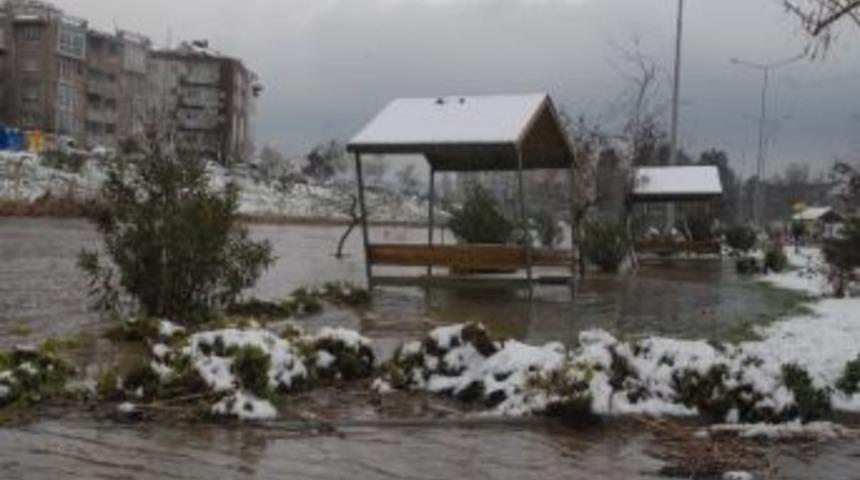 &Ccedil;anakkale&rsquo;de Sarı&ccedil;ay Taştı