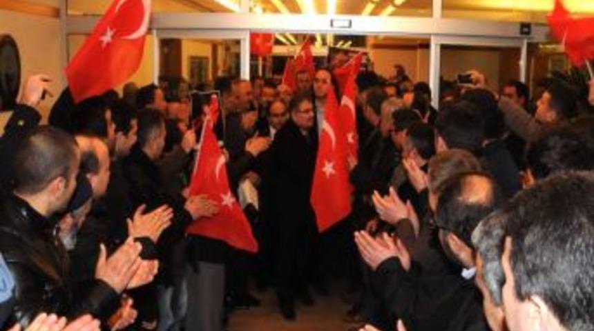 Eski Bakan'ı Hemşehrileri Tezah&uuml;ratlarla Karşıladı