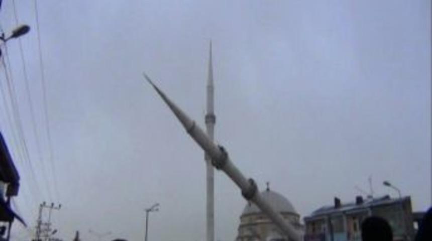 Erciş&rsquo;te Caminin Minaresini Hayatlarla Yıktılar