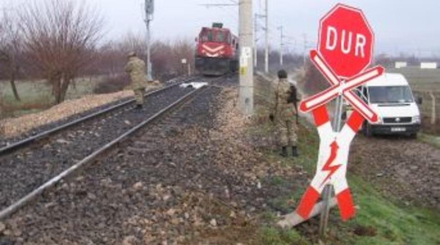 Tren Servis Minibüsüne Çarptı: 1 Ölü, 6 Yaralı