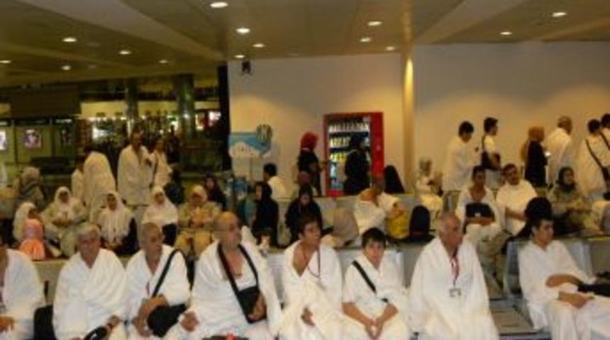 Yarıyıl Tatilinde Umreye Gidenlere Gece D&ouml;rtte Uğurlama T&ouml;reni