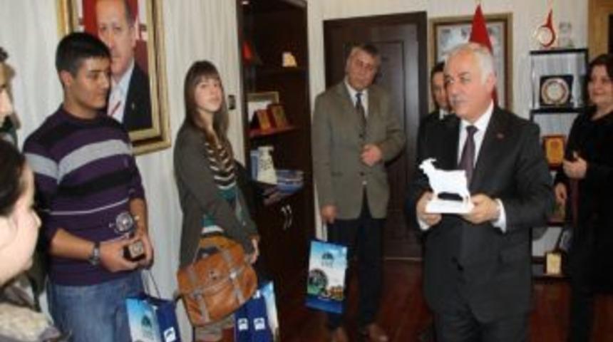 Ab Projesi İle Almanya'ya Gidecek &Ouml;ğrencilerden Başkan &Ouml;zden'e Ziyaret