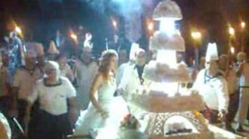 Padişah tahtlı d&uuml;ğ&uuml;n&uuml;