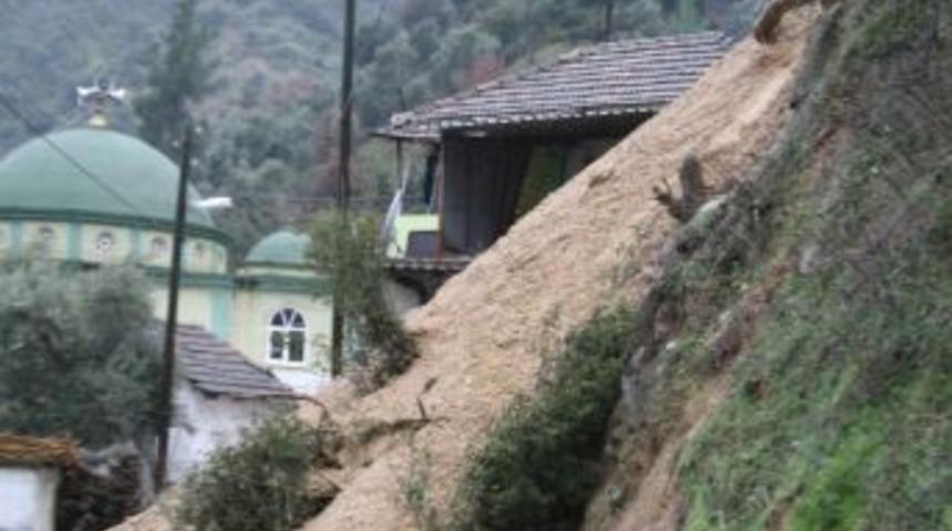 Aydın&rsquo;da Bir Haftadır Devam Eden Yağışlar Sonucu Bazı B&ouml;lgelerde Heyelan Yaşanmaya Başladı