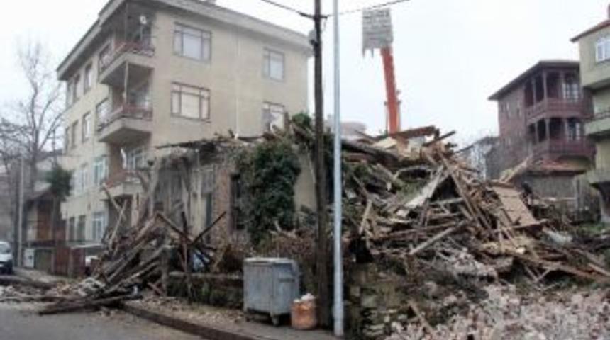 50 Yıllık Ahşap Bina Yıkıldı