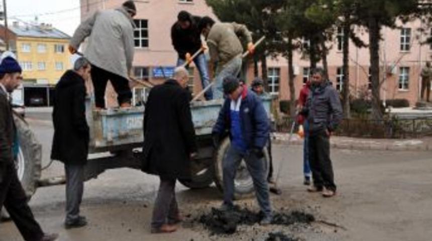 Suşehri'nde Yağıştan Bozulan Yollarda Rotmiks &Ccedil;alışması Yapıldı