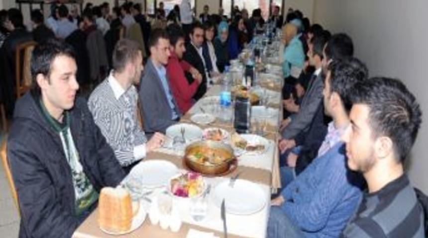 Başkan G&uuml;mr&uuml;k&ccedil;&uuml;oğlu, Gen&ccedil;lik Meclisi &Uuml;yeleri İle Yemekte Buluştu