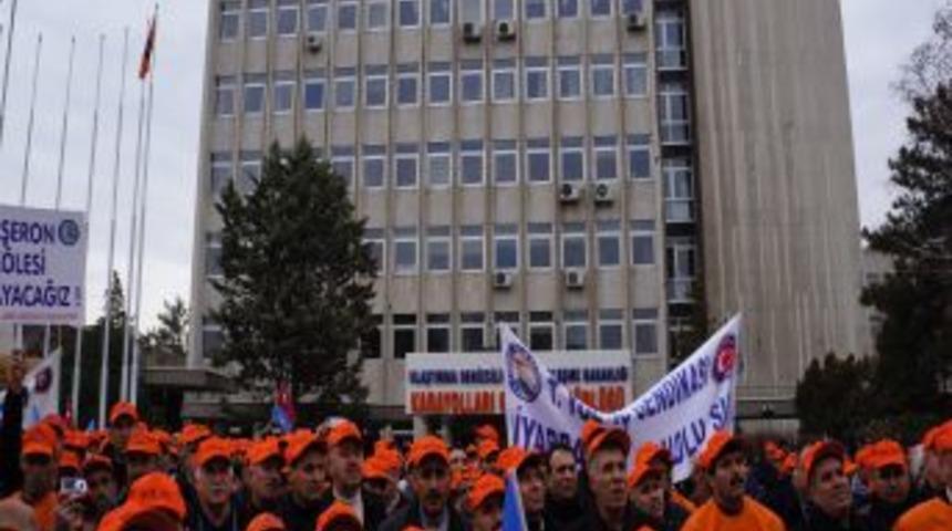 Karayolları Genel M&uuml;d&uuml;rl&uuml;ğ&uuml;'ne Y&uuml;r&uuml;yen Taşeron Iş&ccedil;iler Kadro Istedi