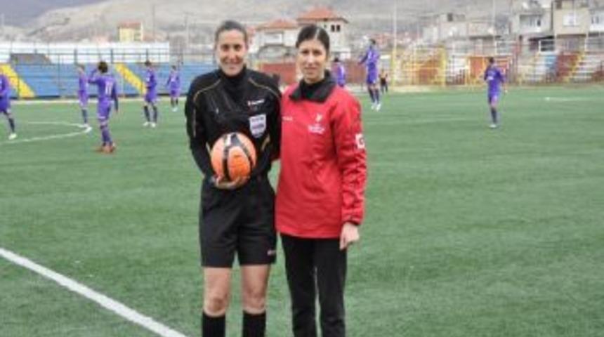 Hakemler Bayan Olunca Tr&uuml;b&uuml;nlerden Olumsuz Tezah&uuml;rat &Ccedil;ıkmadı