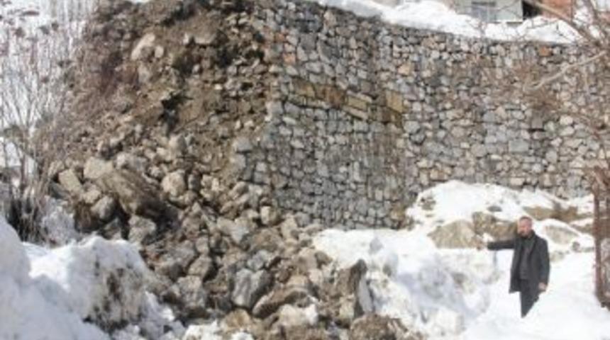 İstinat Duvar &Ccedil;&ouml;kt&uuml; Mahalle Sakinleri &Ouml;l&uuml;mden D&ouml;nd&uuml;