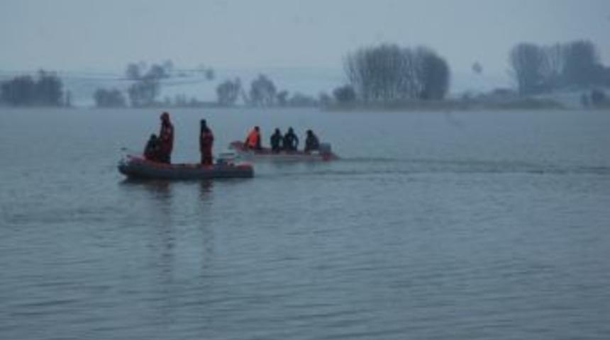 Kayıp Yakınlarının G&ouml;let &Ccedil;evresinde Acılı Bekleyişi S&uuml;r&uuml;yor