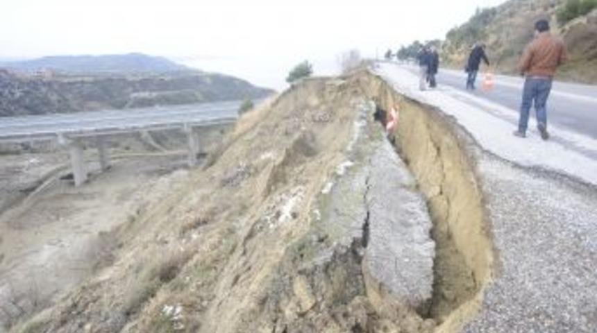 Heyelanın Ortaya &Ccedil;ıkardığı Tarih&icirc; Duvarı Yine Heyelan Yıktı