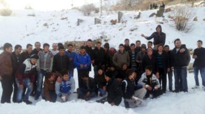 &Ccedil;ıraklar Saklıkent'te Kar Keyfi Yaşadı