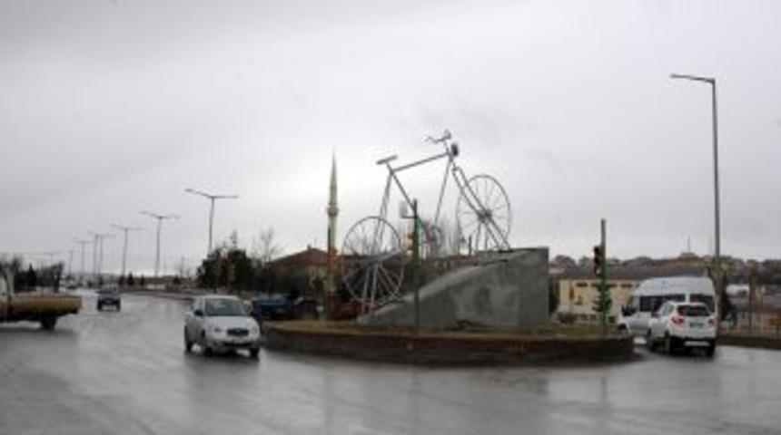 Karaman'da Sanayi Kavşağı'na Yapılan Bisiklet Heykeli Merak Uyandırdı