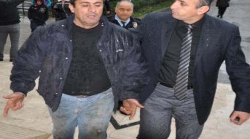 Evi Selde Yok Olan Ailenin &Uuml;yeleri, Kaymakamlık &Ouml;n&uuml;nde Kendini Yakmak Istedi