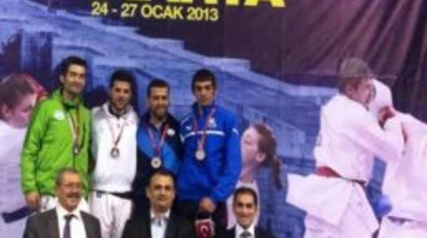 Pınarbaşı&rsquo;ndan Altın Akbulut&rsquo;tan G&uuml;m&uuml;ş Madalya