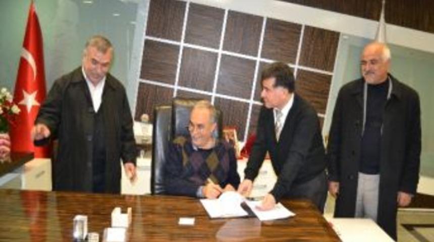 Cumhuriyet Meydanı İ&ccedil;in İş Teslimi Yapıldı