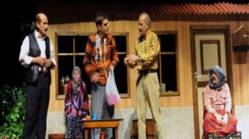 Başkan G&uuml;mr&uuml;k&ccedil;&uuml;oğlu Tiyatroda Stres Attı