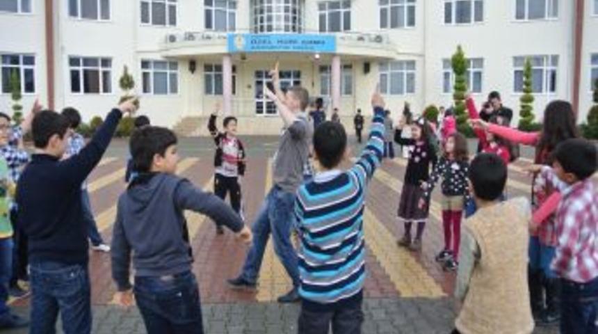 Hoşg&ouml;r&uuml;, Yarıyıl Tatilinde &Ouml;ğrencilerine İngilizce Pratik Imkanı Sağlıyor