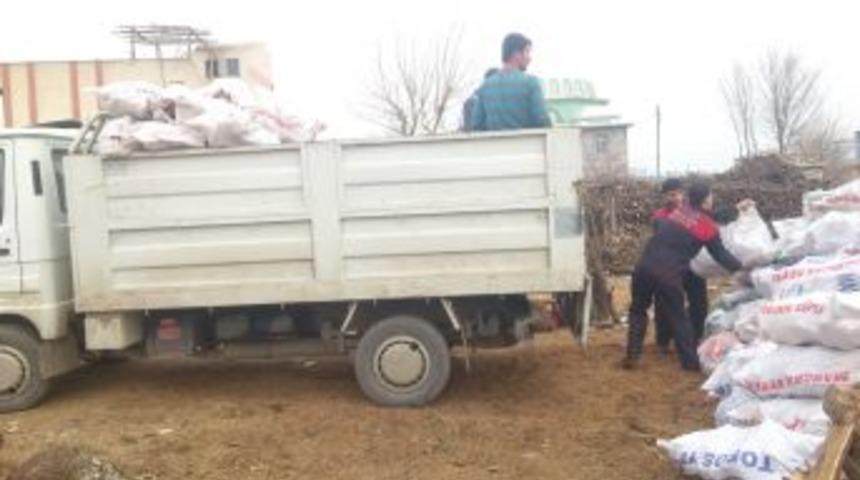 Suriyeli Ailelere Yardımlar S&uuml;r&uuml;yor&rlm;