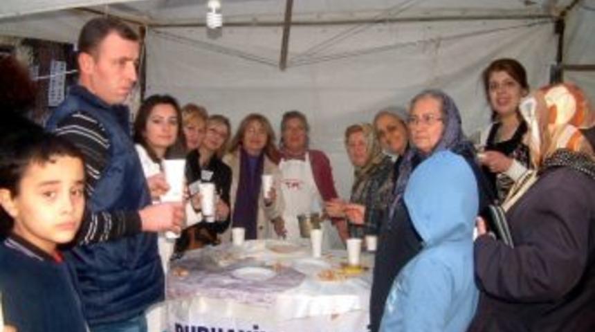 Burhaniye'de Halk Bedava &Ccedil;orbaya H&uuml;cum Etti