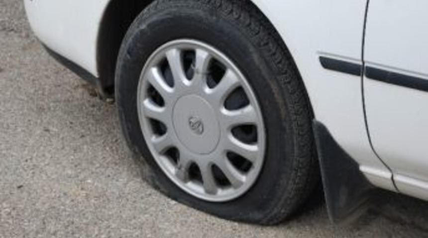 4 Otomobilin Lastikleri Bı&ccedil;akla Par&ccedil;alandı