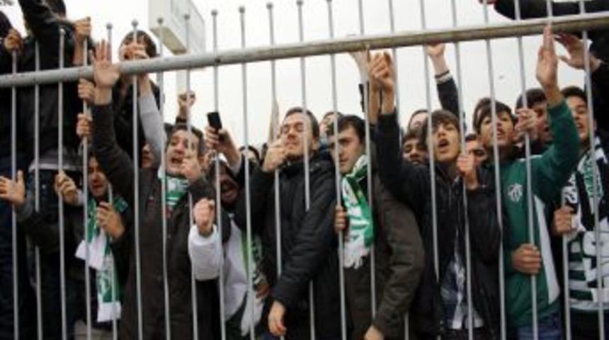 Bursaspor Taraftarları, Tesisleri Bastı