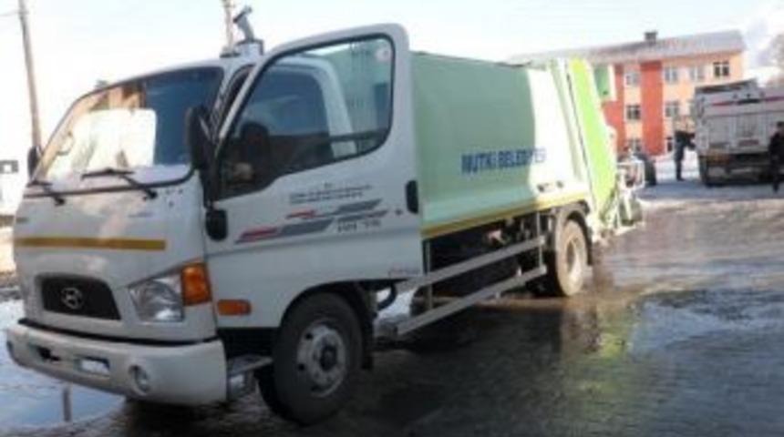 &Ccedil;evre Ve Şehircilik Bakanlığı&rsquo;ndan Mutki&rsquo;ye &Ccedil;&ouml;p Kamyonu