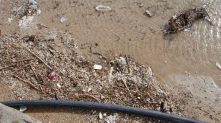 Altınkum Plajı &Ccedil;&ouml;p Yığınına D&ouml;nd&uuml;